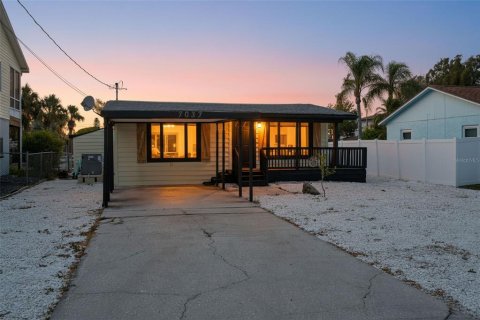 House in Hudson, Florida 2 bedrooms, 101.08 sq.m. № 2221264