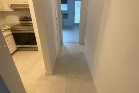 Condominio en venta en Hallandale Beach, Florida, 1 dormitorio, 48.68 m2 № 1943367 - foto 15