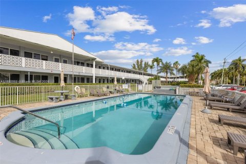 Condominio en venta en Hallandale Beach, Florida, 1 dormitorio, 48.68 m2 № 1943367 - foto 5