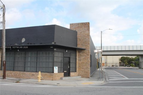 Купить коммерческую недвижимость в Майами, Флорида № 2047203 - фото 2