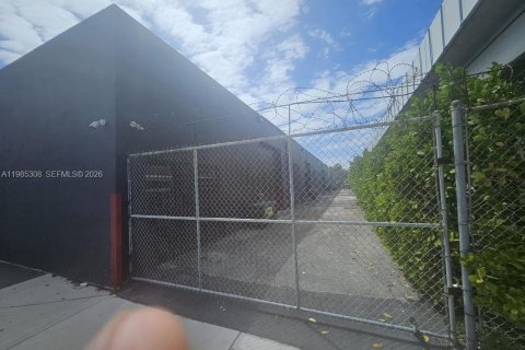 Купить коммерческую недвижимость в Майами, Флорида № 2047203 - фото 17