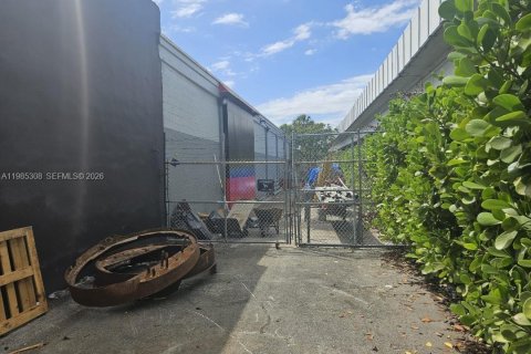 Купить коммерческую недвижимость в Майами, Флорида № 2047203 - фото 11