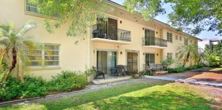 Condo in Coral Gables, Florida, 3 bedrooms  № 1889946