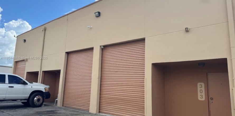 Коммерческая недвижимость в Хайалиа, Флорида № 1956008