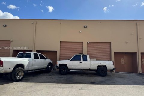 Купить коммерческую недвижимость в Хайалиа, Флорида № 1956008 - фото 8