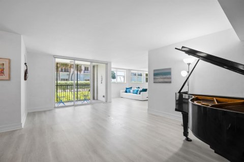Купить кондоминиум в Хиллсборо-Бич, Флорида 6 комнат, 106.84м2, № 2261729 - фото 3