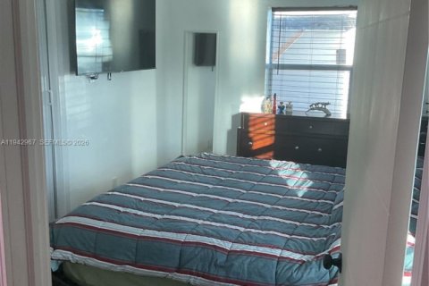 House in Miami, Florida 3 bedrooms, 139.35 sq.m. № 1999532 - photo 12