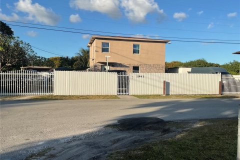 House in Miami, Florida 3 bedrooms, 139.35 sq.m. № 1999532