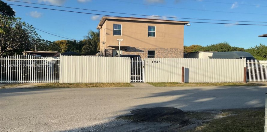 House in Miami, Florida 3 bedrooms, 139.35 sq.m. № 1999532