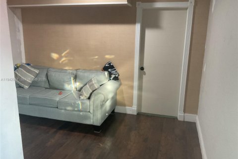 House in Miami, Florida 3 bedrooms, 139.35 sq.m. № 1999532 - photo 11