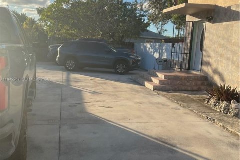 House in Miami, Florida 3 bedrooms, 139.35 sq.m. № 1999532 - photo 4