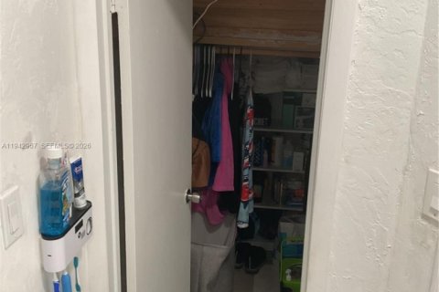 House in Miami, Florida 3 bedrooms, 139.35 sq.m. № 1999532 - photo 21