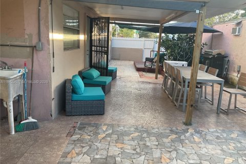 House in Miami, Florida 3 bedrooms, 139.35 sq.m. № 1999532 - photo 6