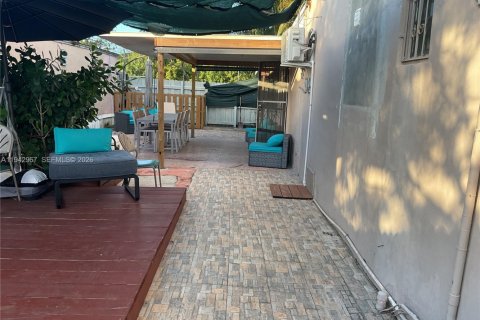 House in Miami, Florida 3 bedrooms, 139.35 sq.m. № 1999532 - photo 7