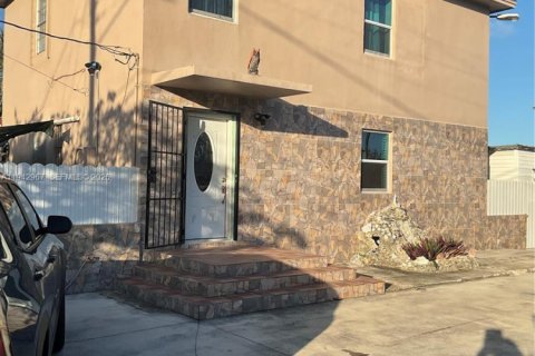 House in Miami, Florida 3 bedrooms, 139.35 sq.m. № 1999532 - photo 2