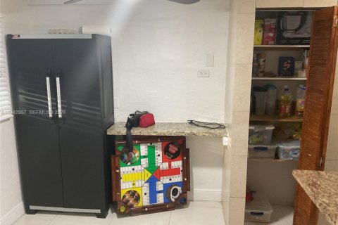 House in Miami, Florida 3 bedrooms, 139.35 sq.m. № 1999532 - photo 30