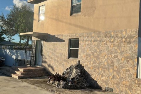 House in Miami, Florida 3 bedrooms, 139.35 sq.m. № 1999532 - photo 3