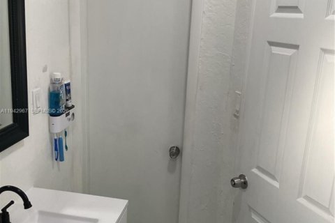 House in Miami, Florida 3 bedrooms, 139.35 sq.m. № 1999532 - photo 20