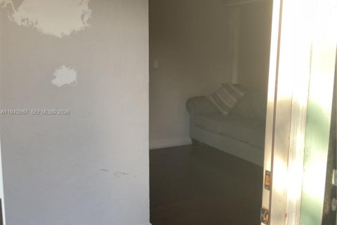 House in Miami, Florida 3 bedrooms, 139.35 sq.m. № 1999532 - photo 10