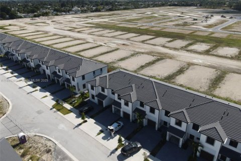 Снять в аренду таунхаус в Хомстед, Флорида 4 спальни, № 1945828 - фото 1