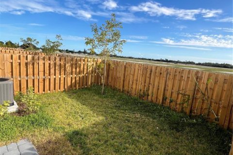 Снять в аренду таунхаус в Хомстед, Флорида 4 спальни, № 1945828 - фото 24