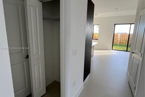 Снять в аренду таунхаус в Хомстед, Флорида 4 спальни, № 1945828 - фото 6