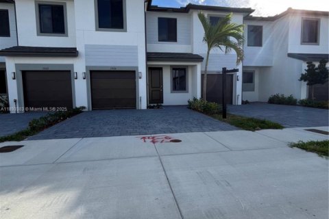 Снять в аренду таунхаус в Хомстед, Флорида 4 спальни, № 1945828 - фото 2