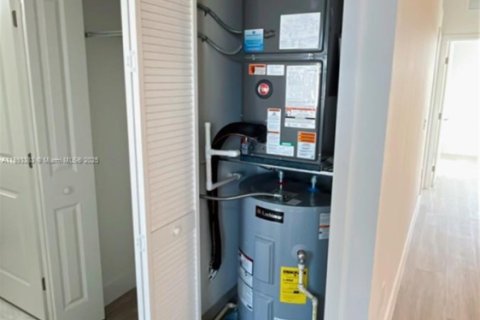 Снять в аренду таунхаус в Хомстед, Флорида 4 спальни, № 1945828 - фото 21