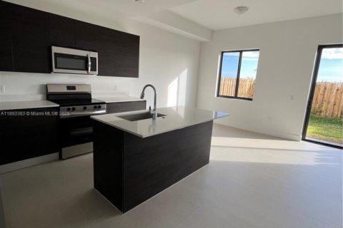 Снять в аренду таунхаус в Хомстед, Флорида 4 спальни, № 1945828 - фото 7