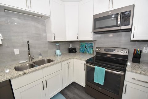 Condominio en alquiler en Sarasota, Florida, 1 dormitorio, 77.02 m2 № 1124201 - foto 2