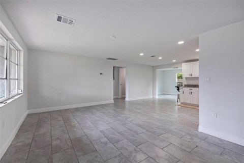 House in New Port Richey, Florida 3 bedrooms, 141.95 sq.m. № 1803047 - photo 3