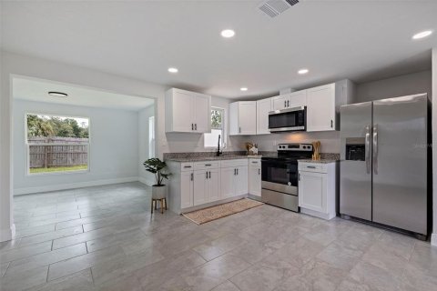 House in New Port Richey, Florida 3 bedrooms, 141.95 sq.m. № 1803047 - photo 18
