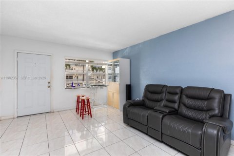 Copropriété à vendre à Hallandale Beach, Floride: 1 chambre, 55.74 m2 № 2023764 - photo 16