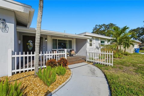 Casa en venta en Saint Petersburg, Florida, 3 dormitorios, 166.39 m2 № 2092775 - foto 2