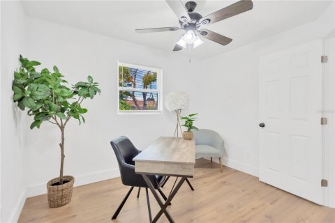 House in Clearwater, Florida 3 bedrooms, 84.73 sq.m. № 1881427 - photo 16