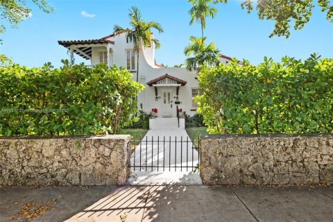 Commercial property in Coral Gables, Florida 290.6 sq.m. № 1882602 - photo 4