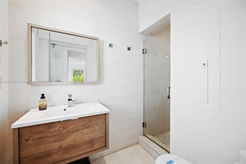 Commercial property in Coral Gables, Florida 290.6 sq.m. № 1882602 - photo 13