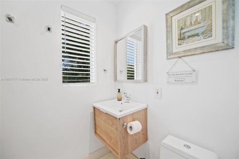 Commercial property in Coral Gables, Florida 290.6 sq.m. № 1882602 - photo 17