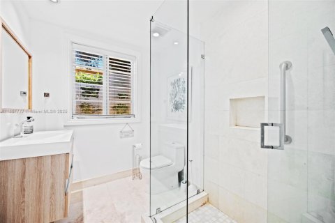 Commercial property in Coral Gables, Florida 290.6 sq.m. № 1882602 - photo 14