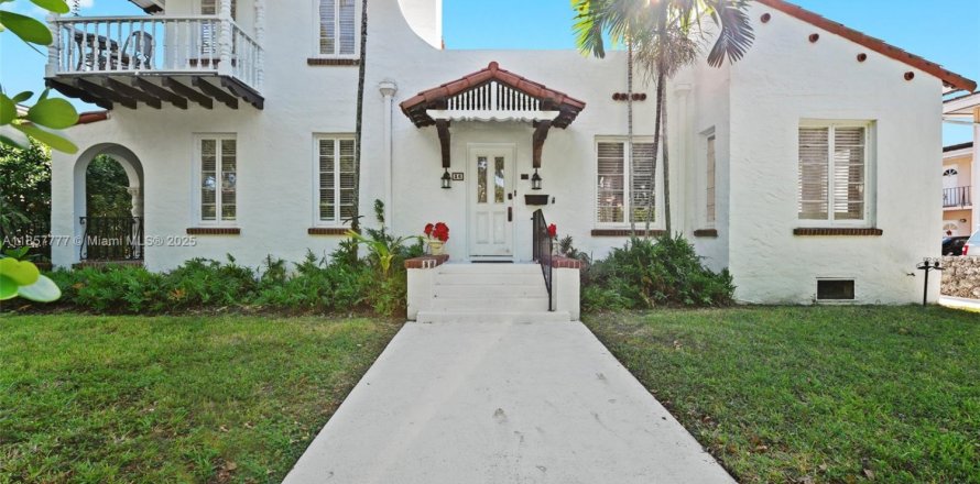Commercial property in Coral Gables, Florida 290.6 sq.m. № 1882602
