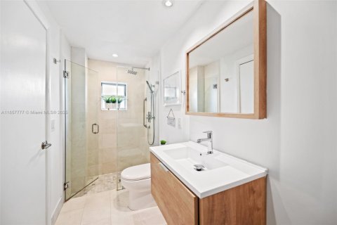 Commercial property in Coral Gables, Florida 290.6 sq.m. № 1882602 - photo 16
