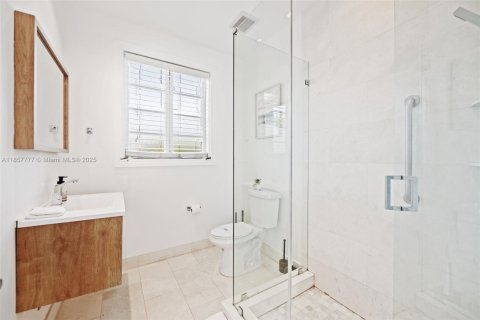 Commercial property in Coral Gables, Florida 290.6 sq.m. № 1882602 - photo 12