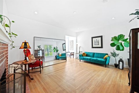 Commercial property in Coral Gables, Florida 290.6 sq.m. № 1882602 - photo 19