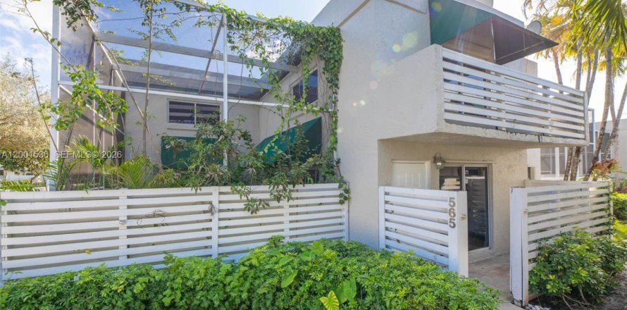 Townhouse in Plantation, Florida 3 bedrooms, 151.62 sq.m. № 2065687