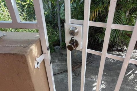 Casa en alquiler en Hialeah, Florida, 3 dormitorios, 90.12 m2 № 1926182 - foto 23