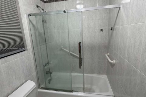 Casa en alquiler en Hialeah, Florida, 3 dormitorios, 90.12 m2 № 1926182 - foto 14