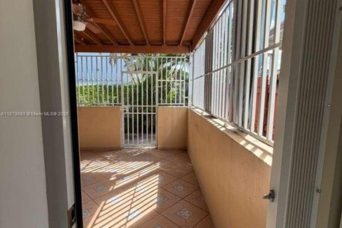 Casa en alquiler en Hialeah, Florida, 3 dormitorios, 90.12 m2 № 1926182 - foto 22