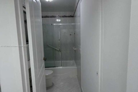 Casa en alquiler en Hialeah, Florida, 3 dormitorios, 90.12 m2 № 1926182 - foto 15