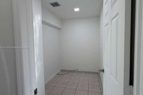 Casa en alquiler en Hialeah, Florida, 3 dormitorios, 90.12 m2 № 1926182 - foto 12