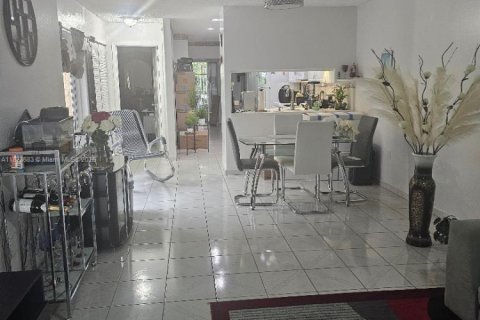 Villa ou maison à louer à Hialeah, Floride: 3 chambres, 90.12 m2 № 1926182 - photo 2